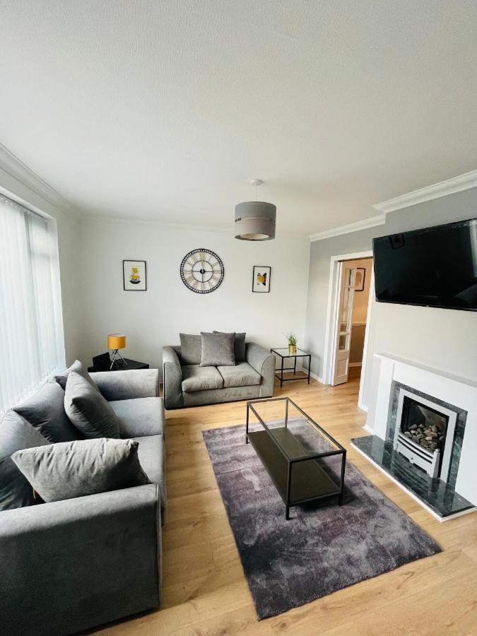 Wolverhampton Large 3 Bedrooms 5 Bed House Perfect For Short & Long Stays Contractors Business Nhs Insurance 1 Bathroom And Separate Wc Private Garden Driveway For 2 Large Vehicles Close To City Centre M6 M54 And Walsall Willenhall Cannock Property Exterior foto