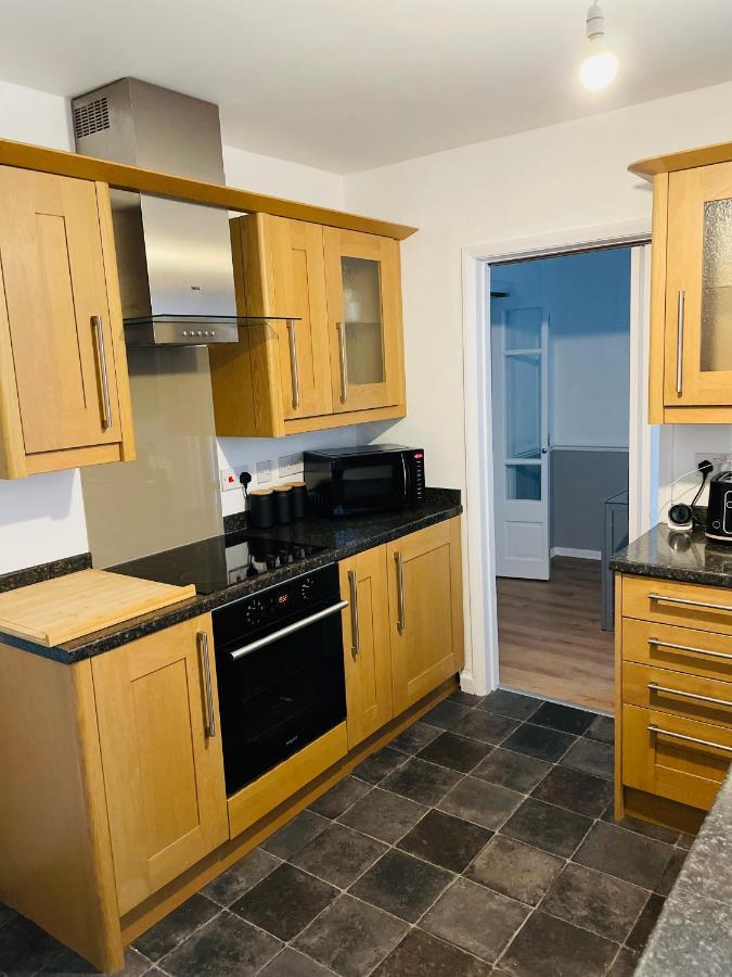 Wolverhampton Large 3 Bedrooms 5 Bed House Perfect For Short & Long Stays Contractors Business Nhs Insurance 1 Bathroom And Separate Wc Private Garden Driveway For 2 Large Vehicles Close To City Centre M6 M54 And Walsall Willenhall Cannock Property Exterior foto