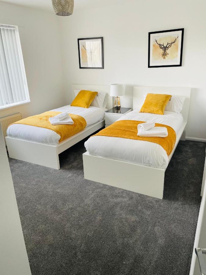 Wolverhampton Large 3 Bedrooms 5 Bed House Perfect For Short & Long Stays Contractors Business Nhs Insurance 1 Bathroom And Separate Wc Private Garden Driveway For 2 Large Vehicles Close To City Centre M6 M54 And Walsall Willenhall Cannock Property Exterior foto