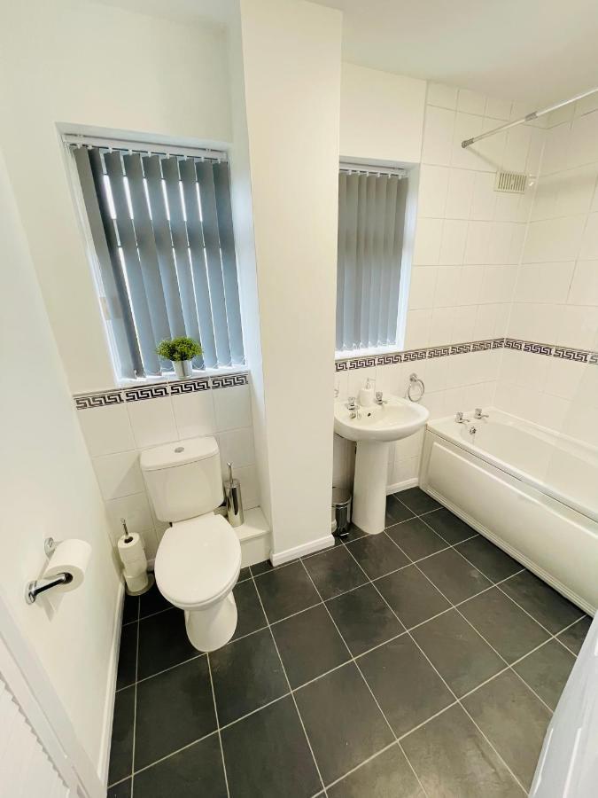Wolverhampton Large 3 Bedrooms 5 Bed House Perfect For Short & Long Stays Contractors Business Nhs Insurance 1 Bathroom And Separate Wc Private Garden Driveway For 2 Large Vehicles Close To City Centre M6 M54 And Walsall Willenhall Cannock Property Exterior foto